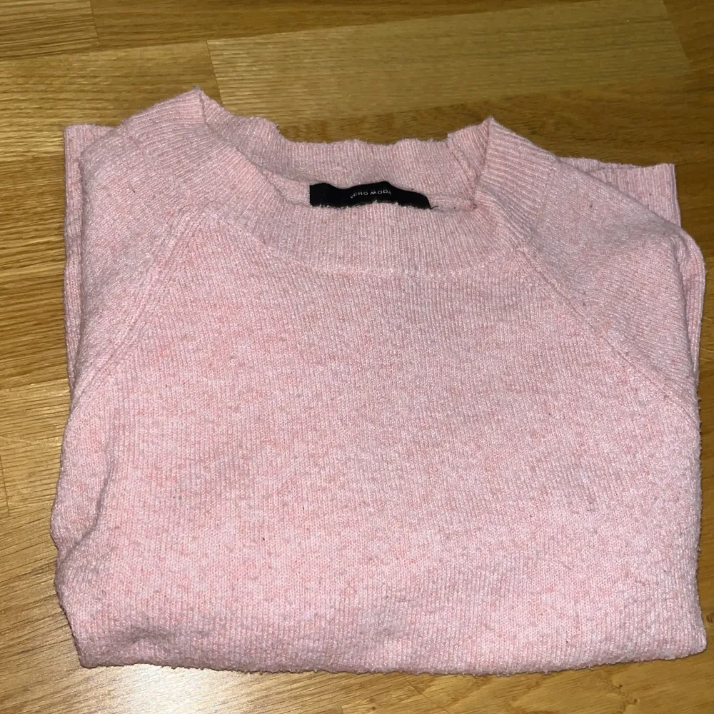Säljer nu en jättefin rosa stickad tröja från Vero Moda💞💞 storlek XS men passar även S💞💞 Knappt använd. Stickat.