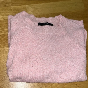 Stickad tröja - Säljer nu en jättefin rosa stickad tröja från Vero Moda💞💞 storlek XS men passar även S💞💞 Knappt använd