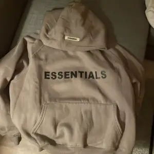 Säljer min essentials hoodie då den är för liten för mig. Endast använd 1 gång så nyskick.