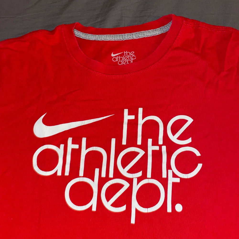 Nike röd t-shirt (herr) i storlek S. En aning större i storleken.. T-shirts.