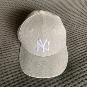 Ljusgrå New York Yankees keps 59fifty - Ljusgrå Yankees keps storlek 54,9cm (se bild) Normal i storleken