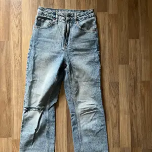 Säljer ett par högmidjade jeans från bikbok (never denim) i strl 26. Det finns ett egengjort hål på ena knät. 