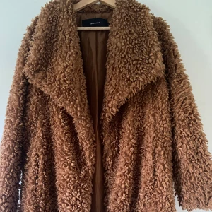 Pälsjacka  - En fin unik pälsjacka som är super fin och bra kvalite. Den är sparsamt använd och ja säljer den pga de är inte min stil längre. Den har en ficka på vardera sida. Fler bilder kan skickas vid intresse. Frakt ingår ej.