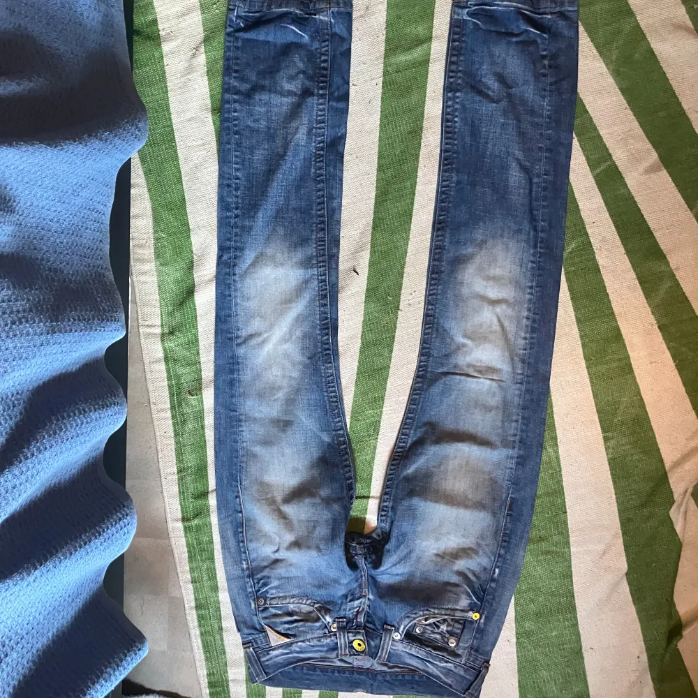 Replay jeans i bra sick med fina detaljer från ca 2004 helt o andvända.  Fina detaljer t.ex gul knap.. Jeans & Byxor.