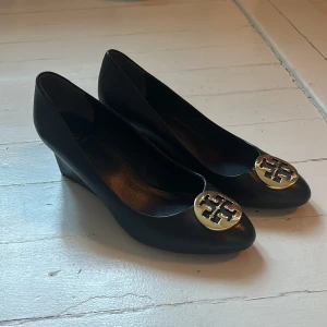 Tory burch klackar - Helt oanvända kilklackar från Tory burch. Köpta på NK för ca 2 år sedan men ej använda då de var för små. Nypris 3500kr