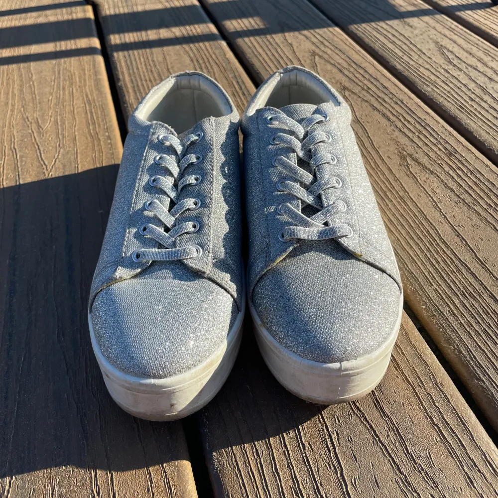 Jätte fina glitter sneakers som endast är använda under 1 skolavslutning. De tvättas så gott som det går innan jag skickar. Skor.
