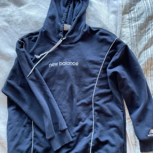Hoodie New Balance - Bra skick 