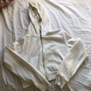 Vit zip-hoodie  - Vid zip-hoodie med luva. 