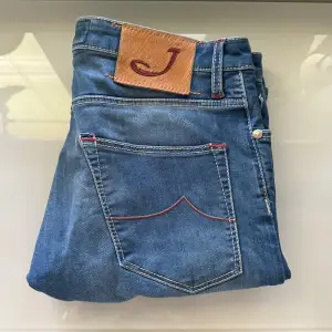 Jacob Cohen jeans i bra skick; litet slitage på baksidan vid vaden, se bild 4 | Modellen är 184cm och väger 67kg | Passar W30, L 34