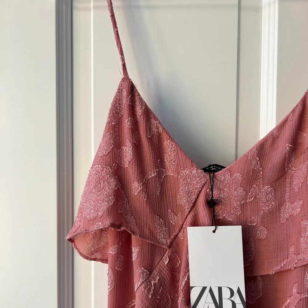 🌸Superfin sommarklänning från Zara med slits och volanger 🌸Köpt förra sommaren och har aldrig använts, bara provats 🌸Prislapp kvar. Klänningar.