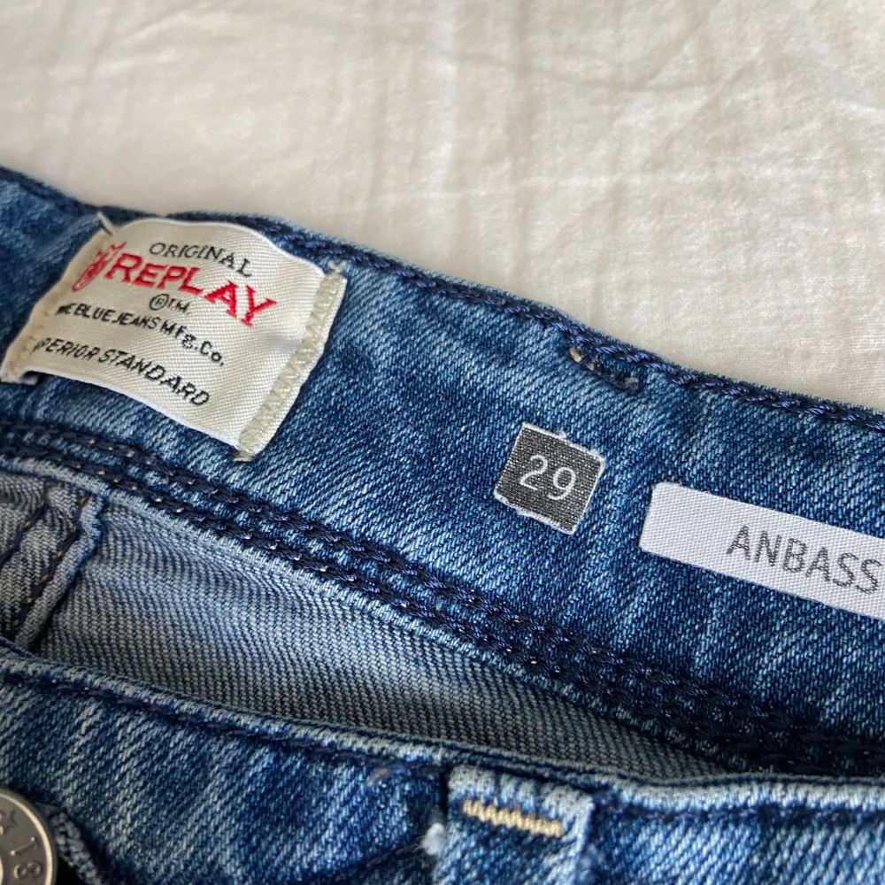 Säljer ett par riktigt schyssta Replay Anbass jeans i storlek W29 & L32. Väldigt bra skick, 9/10🌟 Hör av er vid minsta fundering så svarar jag så fort jag kan:). Jeans & Byxor.