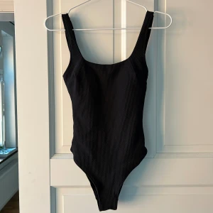 Oanvänd baddräkt H&M - 🌊Superfin baddräkt från H&M som aldrig har använts 🌊Trosskyddet kvar från butiken