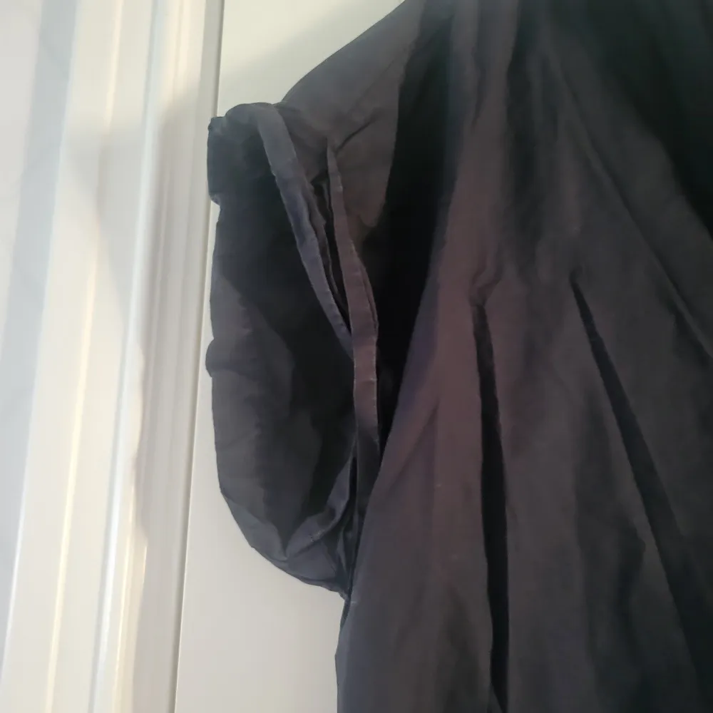 Lång svart skjorta i storlek M men sitter som en L. Korta ärmar. Fint skick. . Tröjor & Koftor.