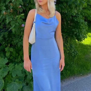 Balklänning  - Ljusblå balklänning från vila med öppen rygg🤍 