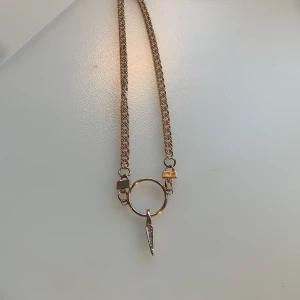Halsband - Jättefint halsband som jag säljer då det inte kommer till användning💕Har endast använt det 3-5 gånger så i fint skick. Skriv för fler bilder✨Köparen står för frakt💕  Nypris: ca 100kr🤗