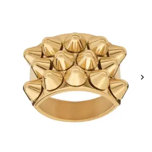 Säljer denna guldiga Edblad ringen i storlek 17,5 🥰säljer eftersom jag blivit en silver tjej