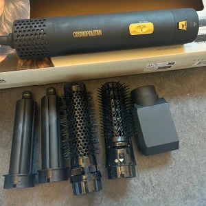 Dyson dupe - slut såld över allt. kom med eget pris. kollar endast intressere säljer vid bra pris. alla munstycken ingår, testad 2 gånger.  fön volym borste  borste  dyson dupe styckena, åt båda hållen.  puss!!❤️❤️