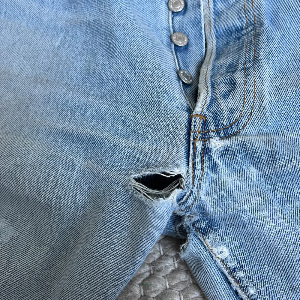 Vintage Levi’s jeans 501, välanvända och lite färgfläckar som varit där sedan jag köpte, har ett hål mellan benen, inte jättetydligt när byxorna är på men syns definitivt, därmed nedsatt pris. Storlek W32 L32. Jeans & Byxor.