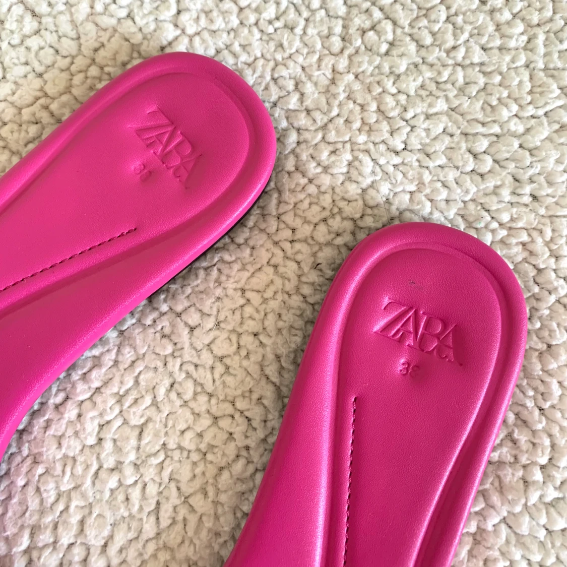 ZARA cerisefärgade platta sandaler - 90