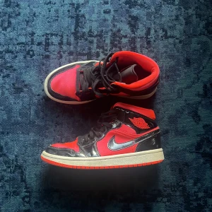 Air Jordan 1 sneakers - Storlek 38, använda rätt mycket men är i ett väldigt bra skick. Det finns inga större slitningar endast lite bak på hälen. Skriv för mer bilder.