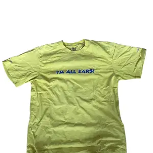 en riktigt fet uniqlo t-shirt som säljs för 50kr. storlek: XS i herr.