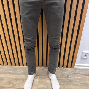 Dondup jeans storlek 30 - W30, 190cm på bild.  Bra skick  Pris går att diskutera
