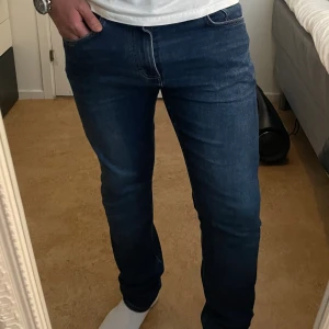 Jeans  - Mörkblåa jeans från East West i storlek W31 och L32. Jeansen har inte kommit till användning och är därav i bra skick. 
