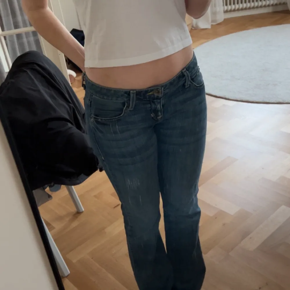 Säljer dessa super snygga lågmidjade jeans från DKNY jeans. Jag är 165/166 och brukar vanligtvis bära storlek 36/38 men skulle säga att de även skulle passa en 34!💕 . Jeans & Byxor.