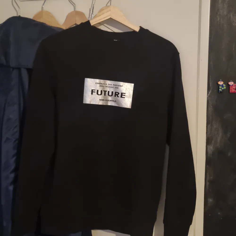 Säljer denna feta Karl Lagerfeld sweatshirten med tryck. Fint skick 9/10. Storlek S men passar M. Nypris ca 2000kr. Självklart äkta. . Hoodies.