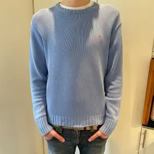 Stickad Ralph Lauren tröja i storlek S, bra skick och unik och snygg färg. I stort sett oanvänd.