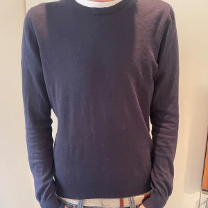 J.Lindberg Tröja  - Stickad tröja i merino från J.Lindberg i storlek L sitter som M. Snygg tröja i bra skick. 