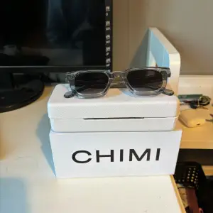 Tja! Säljer mina Chimi glasögon! Det är i bra skick, använde dem förra sommaren rätt så mycket. Den ena sidan av glasögonen är lite sne men när man har på sig dem så märker man inget!