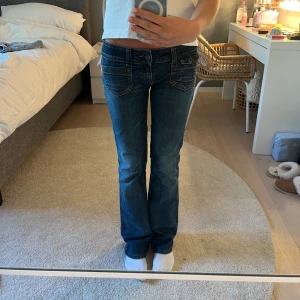 Snyggaste lågmidjade bootcut jeansen - Skjutit snygga och eftertraktande lågmidjade bootcut jeans från Only💗💗 midjemått: ca 36cm rakt över, innerbenslängd: ca 75cm💗 Jag är ca 163