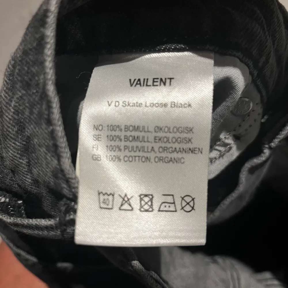 Säljer ett par grå Vailent jeans i mycket bra skick. Det är i storlek S och nypris är 699kr. Skriv om ni undrar något och kom gärna med prisförslag!. Jeans & Byxor.