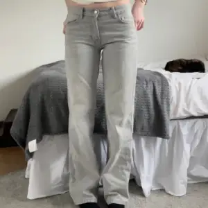 Jättesnygga gråa low waist jeans som är raka i modellen. Använda endast ett fåtal gånger💞