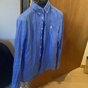 Ljusblå Ralph Lauren linne skjorta perfekt till sommaren. Inga defekter eller något sådant, ny skick iprincip.