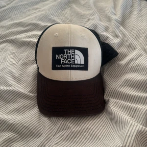 the north face keps  - säljer denna keps då ja inye använder den löngre 
