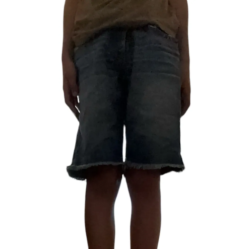 true religion shorts med en lite rip på framsidan! vintage och har småa fickor. . Shorts.
