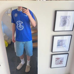Chelsea fotbollströja  - Säljer denna sköna fotbollströjan som passar perfekt till sommaren. Den är i 10/10 skick och knappt använd! 