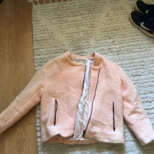 Rosa jacka - Ljus rosa vår jacka i bra skick. Strl 38/ s