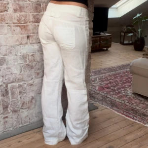 Linnebyxor  - Linnebyxor med fickor både fram och bak🤍 