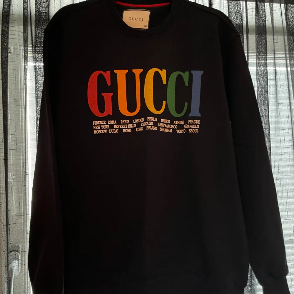 Säljer nu denna Gucci tröja då den har blivit för liten, tröjan är knappt använd och är i topp skick, vid funderingar hör av er.  Om man köper både denna och dior tröjan (kolla mitt konto) kan man köpa dem för 600kr.. Tröjor & Koftor.