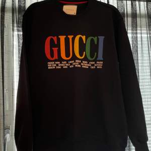 Säljer nu denna Gucci tröja då den har blivit för liten, tröjan är knappt använd och är i topp skick, vid funderingar hör av er.  Om man köper både denna och dior tröjan (kolla mitt konto) kan man köpa dem för 600kr.