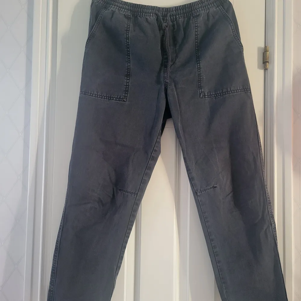Svarta byxor med stretch i midjan. Jeans/tyg material. Storlek 38.. Jeans & Byxor.