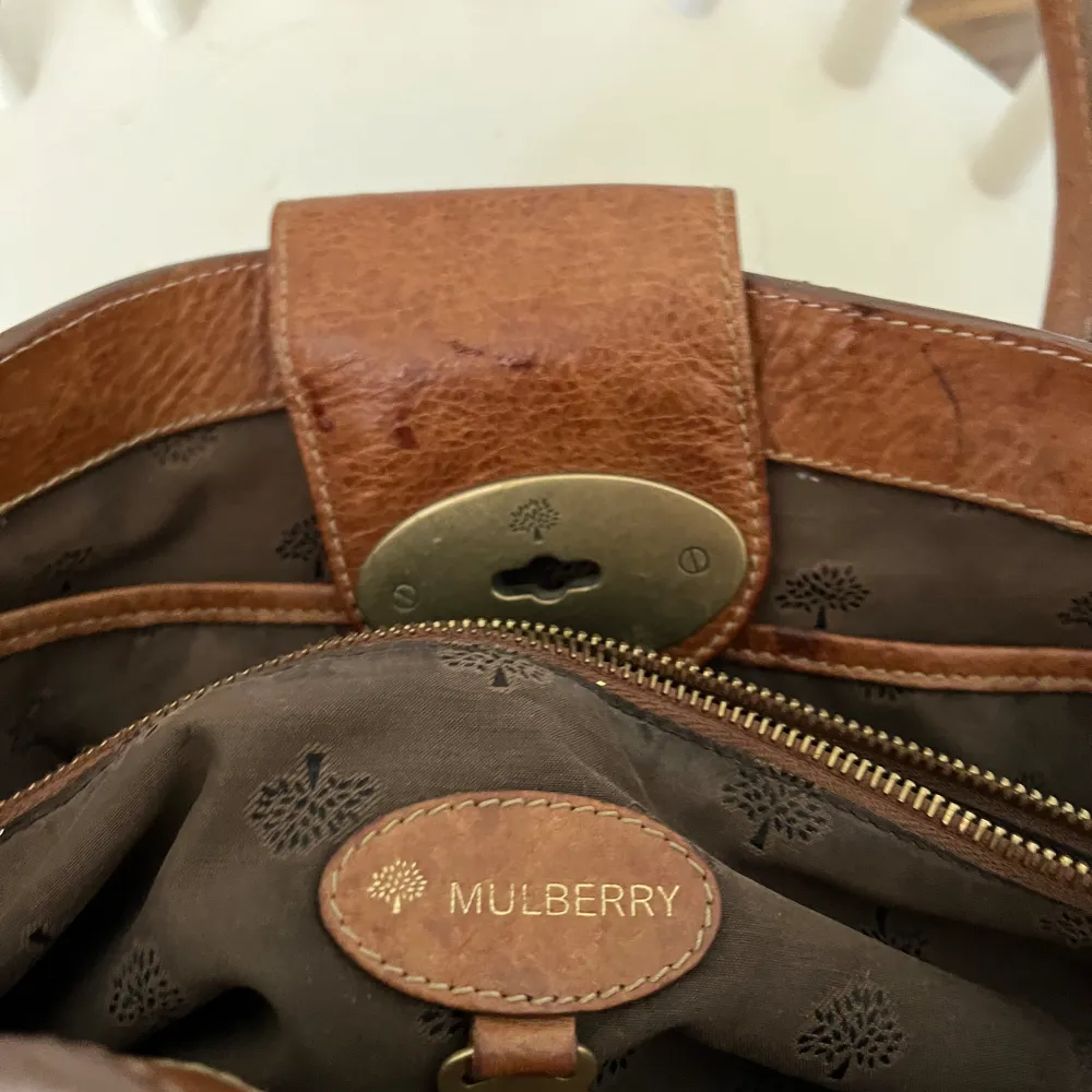 Fin äkta Mulberry läder väska med patina men utan repor och skador. Mått 34 cm bred och 27 cm hög.. Väskor.