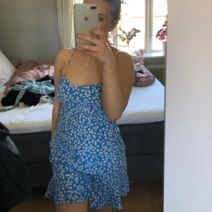 Blommig klänning  - Blommig klänning som tyvärr är för stor för mig💗