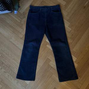 Blå Levis Manchester 517 jeans.  Väldigt svåra att få tag på och väldigt välbevarade. Ursprungligen köpte jag dessa från Japan second hand. Stilrent val med snygg form som passar för alla tillfällen.  W33 L33 Jag (på bilden) är 177cm och väger 68kg.