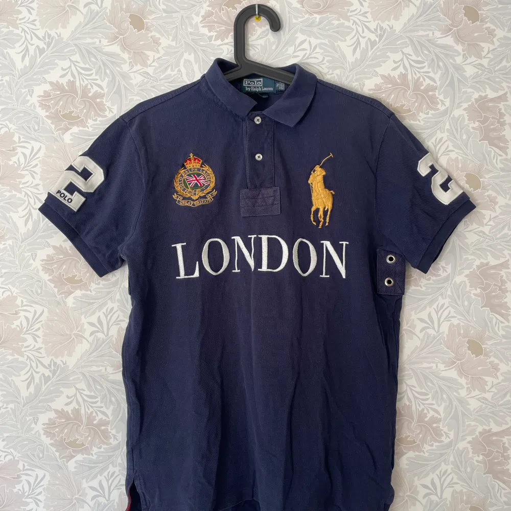 Ralph Lauren London Polo MEDIUM Pit to Pit - 51cm Length - 73cm. T-shirts.