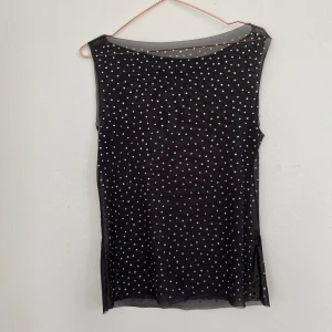 Paljetttopp  - Festtopp från weekday i mesh med paljetter. Paljetterna sitter bra och åker inte av vid tvätt! 