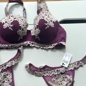 Intimissimi Pretty flower Set - Pretty flower set från Intimissimi BH + 2 stringtrosor, båda trosor med prislapp kvar. BHn är i modellen Sofia, använd 2 ggr, ny skick. Slutsåld kollektion, finns inte att köpa någonstans. Nypris: 897kr   Stl BH: 75C Trosor: S  Säljer inget separat, bara som set!
